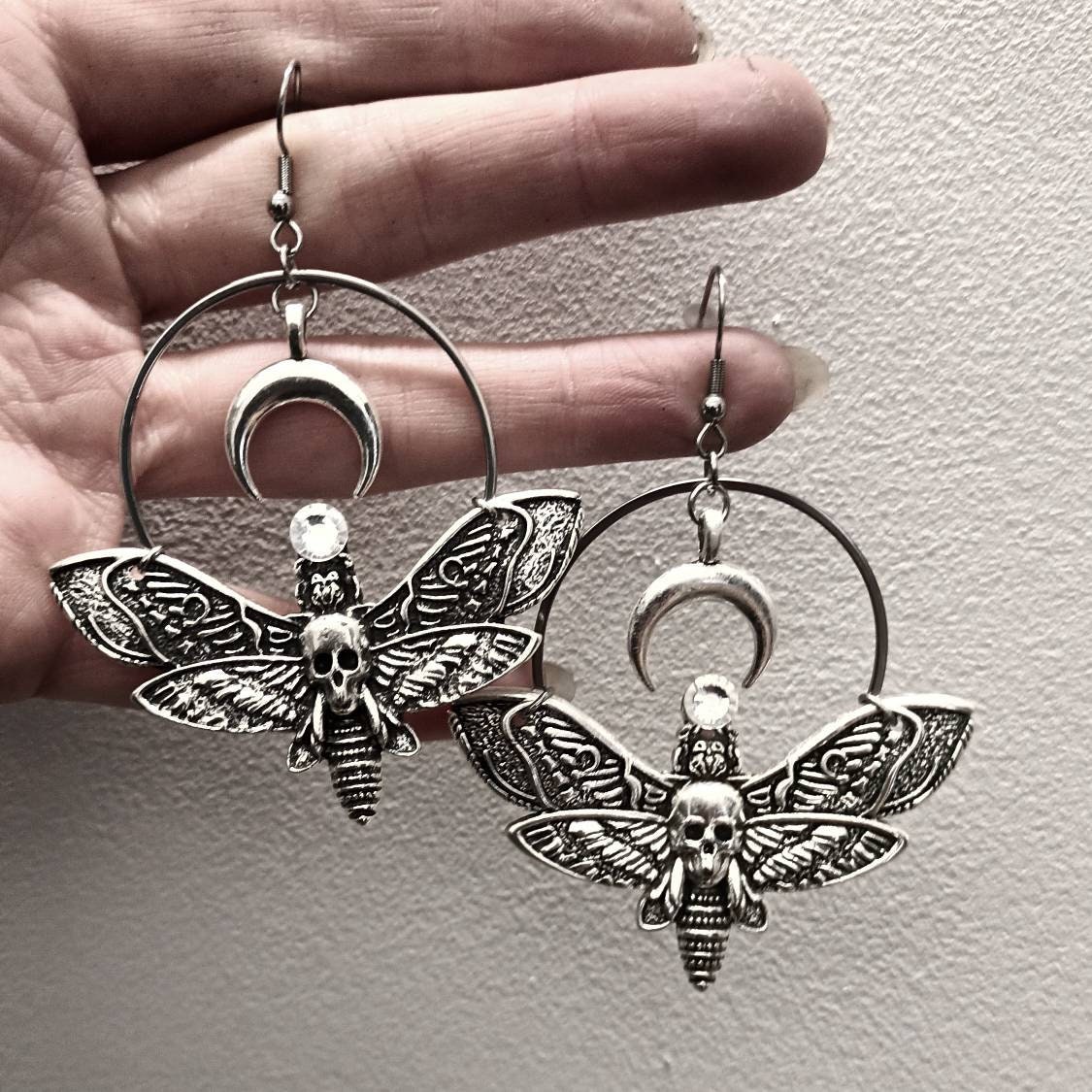 Boucles D'oreilles Papillon Gothique - Motif Soleil Et Lune - Cuivre Et Quartz Rose - Longueur 11,2 Cm