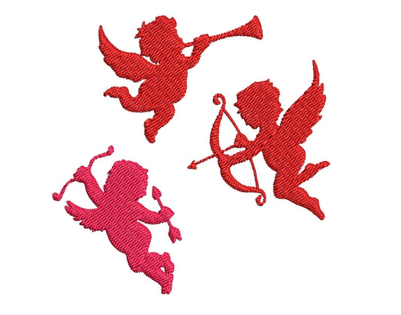 Puede incluir: Tres siluetas bordadas de cupidos, en rojo y rosa. Un cupido toca la trompeta, otro sostiene un arco y una flecha, y el &uacute;ltimo sostiene una flecha.