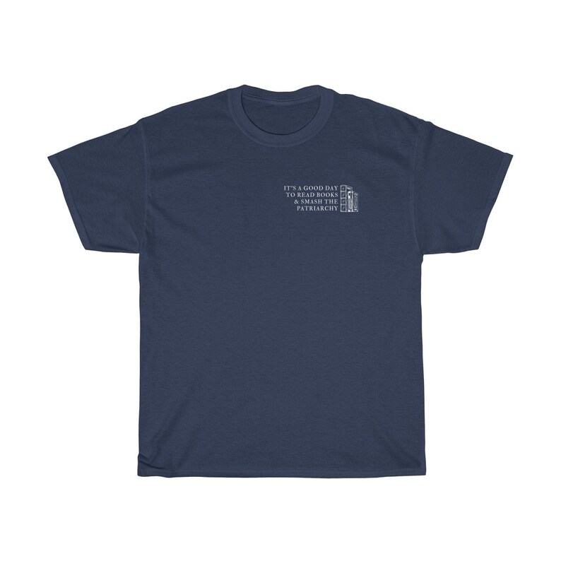 Pode incluir: Uma camiseta azul marinho com o texto "It's a good day to read books & smash the patriarchy" impresso na frente.