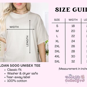 Op de afbeelding: Maattabel voor een Gildan 5000 unisex T-shirt, met breedte- en lengtemaat in inches voor maten S tot en met 5XL. De tabel staat op een roze achtergrond met een witte rand.