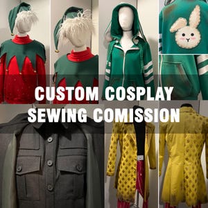 Op de afbeelding: Een collage van op maat gemaakte cosplaykostuums op mannequins. Te zien zijn een elf-thema-outfit met een groene hoed en rode top, een groene hoodie met witte strepen, een grijze jas in militaire stijl en een gele jas met een ruitpatroon. De tekst luidt "CUSTOM COSPLAY SEWING COMISSION."
