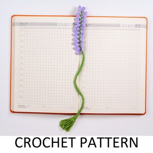 Lavendel Lesezeichen mit Häkelanleitung. Gehäkelte Blume Lesezeichen. Häkelblumen Muster. Gehäkelte Lavendel Blumen Muster