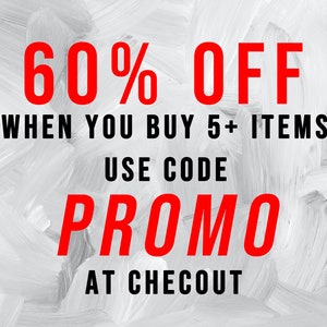 Op de afbeelding: Een witte achtergrond met rode tekst die "60% OFF WHEN YOU BUY 5+ ITEMS USE CODE PROMO AT CHECKOUT" zegt.
