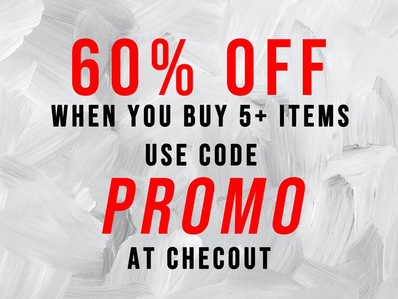 Op de afbeelding: Een witte achtergrond met rode tekst die "60% OFF WHEN YOU BUY 5+ ITEMS USE CODE PROMO AT CHECKOUT" zegt.