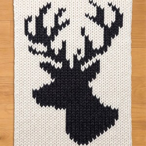 Fingerstrickmuster mit Hirschkopf-Silhouette. Strickmuster für eine Decke aus dickem Chenillegarn.