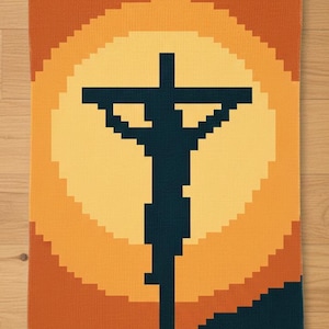 Könnte beinhalten: Ein pixeliger Wandbehang aus Häkelarbeit mit einer dunkelblauen Silhouette eines Kruzifixes vor einem gelb-orangenen Sonnenmuster. Das Stück ist rechteckig und hat ein strukturiertes Aussehen mit einem durchgehenden orangefarbenen Rand.