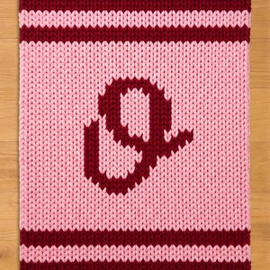 Stickmönster med initialer och bokstaven O för fingrar. Mönster för grov stickad filt. Mönster för grov stickad filt med monogram och versal