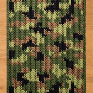 Zomer vingerbreipatroon met camouflageprint. Grof chenillegaren gebreid dekenpatroon