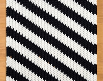 Diagonal Stripes Print Finger Knitting Pattern. Chunky Chenille Yarn Knit Blanket Pattern