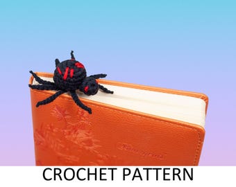 Spinne Lesezeichen mit Häkelanleitung. Halloween Lesezeichen Muster gehäkelt. Gehäkelte Spinnen-Anleitung. Spinnennetz Muster