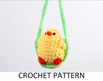 Haakpatroon kip. Gehaakte autohanger. Gehaakt pluche vogelpatroon. Vogel op een schommel auto-bedel. Patroon amigurumi knuffeldiertje