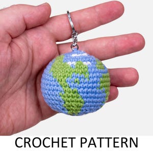 Erde Schlüsselanhänger häkeln Muster. Planet Erde Muster. Amigurumi Schlüsselanhänger Muster. Weltall Schlüsselanhänger Charm Muster.