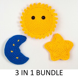 Puede incluir: Un conjunto de 3 piezas de sol, luna y estrella de ganchillo. El sol es amarillo con ojos negros, la luna es azul con estrellas amarillas y la estrella es amarilla.