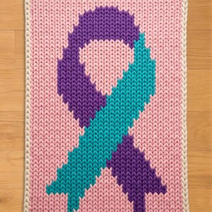 Modèle de tricot avec ruban de sensibilisation au suicide. Modèle de couverture en grosse maille