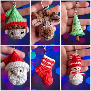 Könnte beinhalten: Ein Set aus sechs gehäkelten Weihnachtsanhängern, jeder mit einem anderen Weihnachtsmotiv: ein Elf, ein Rentier, ein Weihnachtsbaum, der Weihnachtsmann, ein Strumpf und ein Schneemann. Die Anhänger sind alle aus buntem Garn gefertigt und haben ein festliches Aussehen.