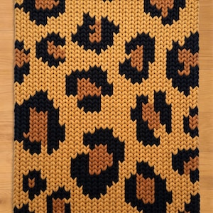 Mönster för fingerstickning med leopardmönster. Mönster för stickad filt i grovt chenillegarn. Afrikanskt safaridjur.