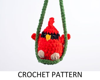 Patrón de colgante de crochet de cardenal rojo en un columpio en formato PDF. Colgante de pájaro de crochet para coche. Bonito adorno para espejo retrovisor interior de coche