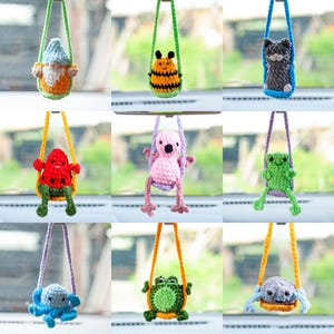 Può includere: Una collezione di nove ornamenti appesi all'uncinetto in vari disegni stravaganti. Gli ornamenti includono uno gnomo, un'ape, un gatto, un'anguria, un fenicottero, una rana, un polpo, un'altra rana e un ragno. Ogni ornamento è sospeso da una corda colorata.
