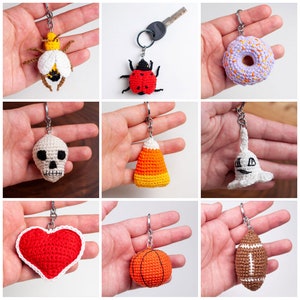 Op de afbeelding: Negen gehaakte sleutelhangers met verschillende ontwerpen, waaronder een bij, een lieveheersbeestje, een donut, een schedel, een suikertje, een spook, een hart, een basketbal en een voetbal.