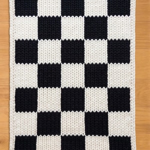Checkerboard Print Finger Knitting Pattern. Chunky Chenille Yarn Knit Blanket Pattern