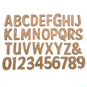 Puede incluir: Un conjunto de letras y números del alfabeto de madera en color marrón. Las letras son mayúsculas y los números están en una fuente estándar.