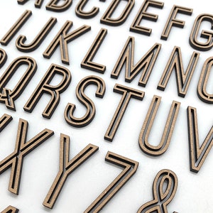 Letras básicas pequeñas talladas / Letras de madera / Letras sin terminar / Materiales para manualidades / Recortes de madera / Decoración para el aula / Materiales para proyectos escolares