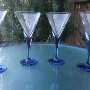 Barware de cristal de tallo azul vintage, artículos de bar coleccionables, decoración de bar, cristal, cristalería vintage, decoración de gabinetes, copas de cóctel
