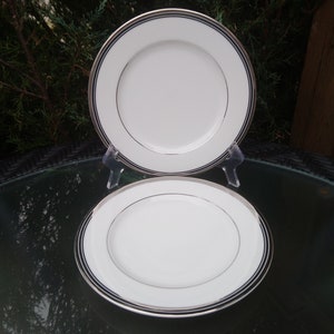 Modello Royal Doulton &quot;Platinum Lux&quot;, fuori produzione 2006-2008, spessa fascia in platino su porcellana bianca, set di due insalate o piatti da pranzo