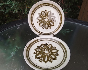 Vintage Biltons, Staffordshire, Anglia, Ironstone, Zestaw dwóch talerzy bocznych, Geometryczny wzór kwiatowy, Gładka krawędź, Zastawa stołowa z lat 70.