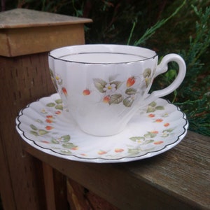 Johnson Brothers JB772 Regency, Strawberries nd Flowers Pattern, Discontinued, Platinum Trim, Teacup With Saucer, Swirl Rim, White, England