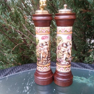 Moinho de sal e pimenta de porcelana e madeira Capodimonte, talheres vintage, pintados à mão, decoração de jardim romano, feito na Itália, decoração multicolorida