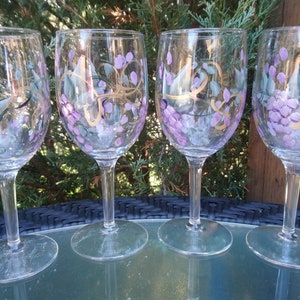 Set von vier vintage handbemalten Weingläsern, Barware Gläsern, Lavendel, Grün, GoldDekoration, Stemmed Glaswaren, Trinkgläser, Dekor