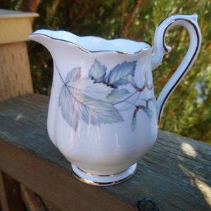Royal Albert Silverlönnmönster Utgången 1975-1991 Gräddkanna, Grå löv Brun guldkant Skulpturerad kant Vintage porslinsdekorationskanna