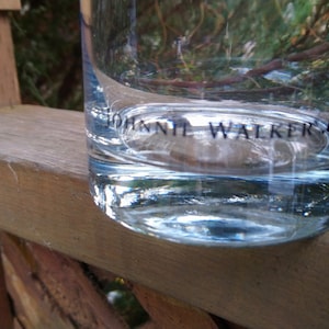 K&ouml;nnte beinhalten: Ein klares Glas mit dem Aufdruck "Johnnie Walker" auf dem Boden.