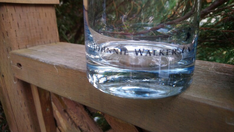K&ouml;nnte beinhalten: Ein klares Glas mit dem Aufdruck "Johnnie Walker" auf dem Boden.