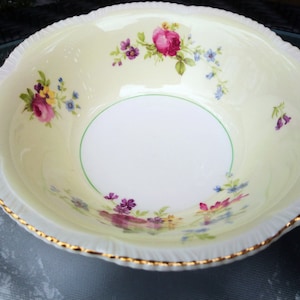 Wood&#39;s Ivory Ware Dated 1930s 2A838 Round Open Vegetable Serving Bowl, Muti Colored Floral, Green Band, Scalloped With Gold Trim, Blue, Red