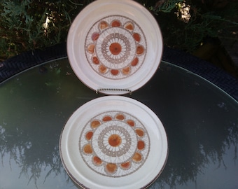 Vintage Steingut-Teller, Forma-Stein, Set aus zwei Seitenplatten, 7,5 "Durchmesser, Bown Trim und Dekor, 1970er Jahre Steinzeug auf den Philippinen.
