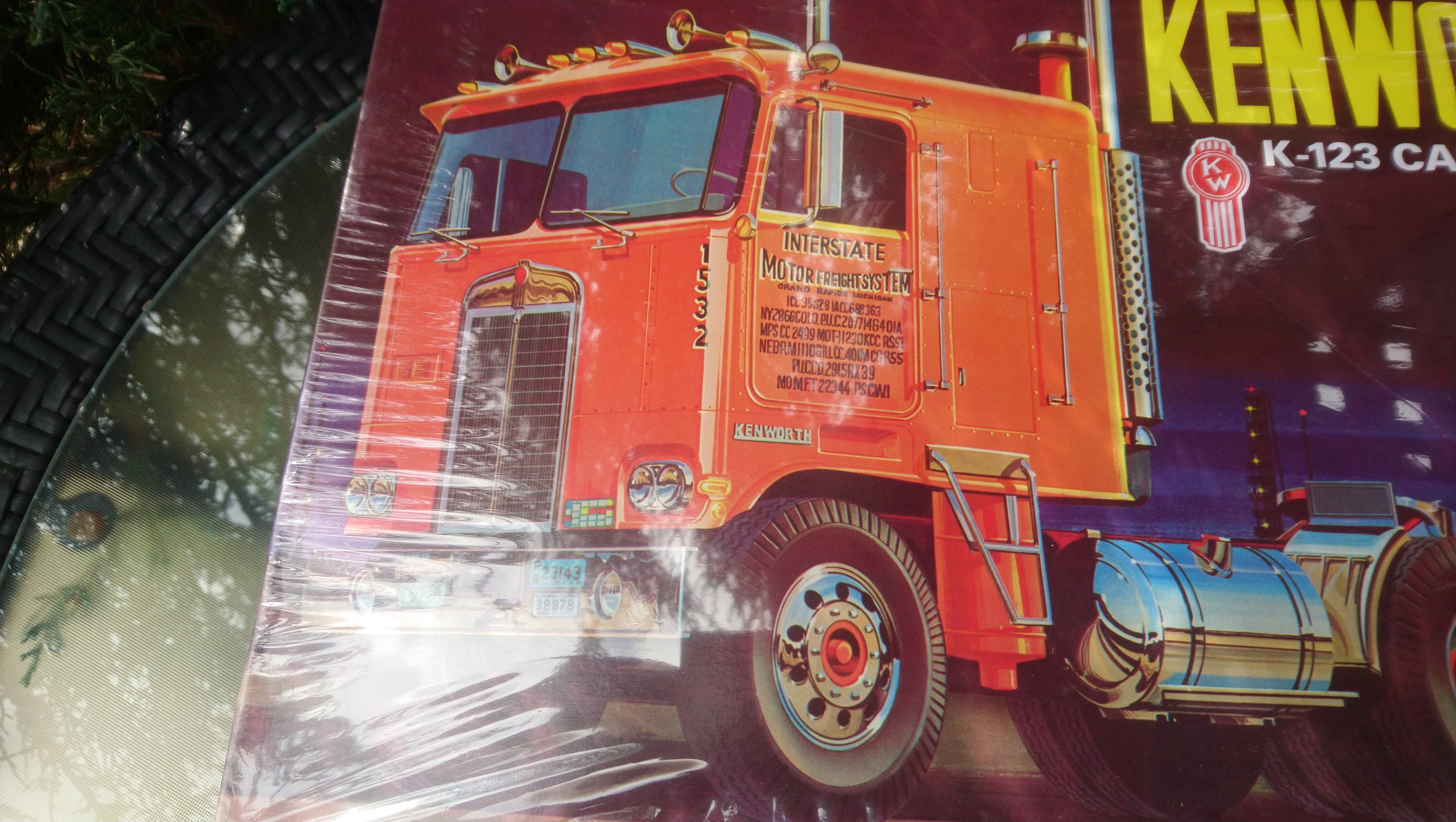 AMT 1/25 Kenworth K-123 Cabover Gulf Plastic Model Kit