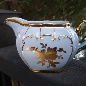 Jarra Sadler Creamer, azul, con detalles y decoración dorados, década de 1930