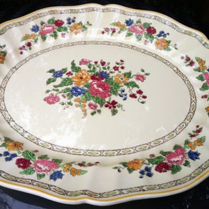 Royal Doulton The Cavendish D5009 Grande piatto da portata fuori produzione 1930-1956 Scalloped, Floral Decor Yellow Band Rim Multi Colored Vintage