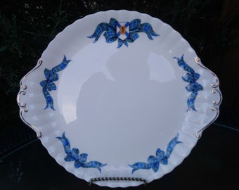 Royal Albert, Patrón de tartán de Nueva Escocia, Plato de pastel con mango, Tartán azul, Adornos de oro, China de hueso, China vintage descontinuada