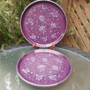Wzór Noritake Primastone „Fantasy”, wycofany z produkcji w latach 1972–1977, niebieski kwiatowy wzór dekoracyjny z fioletowym tłem, zestaw dwóch zabytkowych talerzy obiadowych