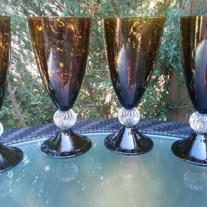 Set di quattro bicchieri per bevande da cocktail vintage, bicchieri da bar. Vetreria da marrone ad ambra, bicchieri da acqua, da collezione