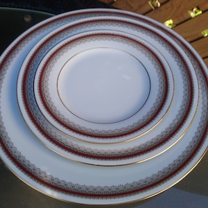 Noritake Modern Fine China Doral Maroon Muster 2992 One Dinner, Salat, Brotteller, Maroon Band, Gold Filigran, Gold borte, 1978 China