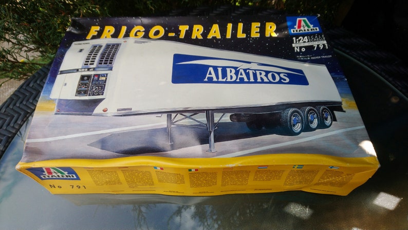 May include: A model kit box for a white and blue Albatros Frigo-Trailer, scale 1:24, with the number 791. The box is yellow and has text in multiple languages. The trailer has three axles and blue wheels.
