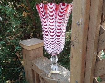 Murano Lavorazione, Tillverkad i Toscana Italien, Vintagevas, Rött glas med vit dekoration, Blomvas, Blåst glas, Samlarobjekt, Dekor
