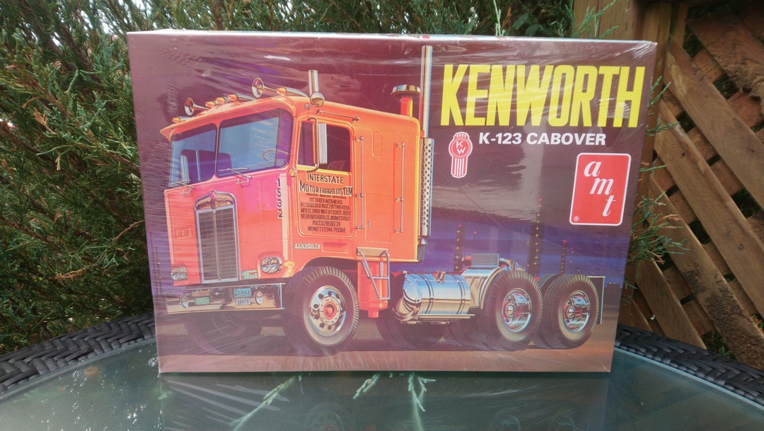 Kenworth K-123 Cabover Tractor AMT687/06 Super Detailed 1/25