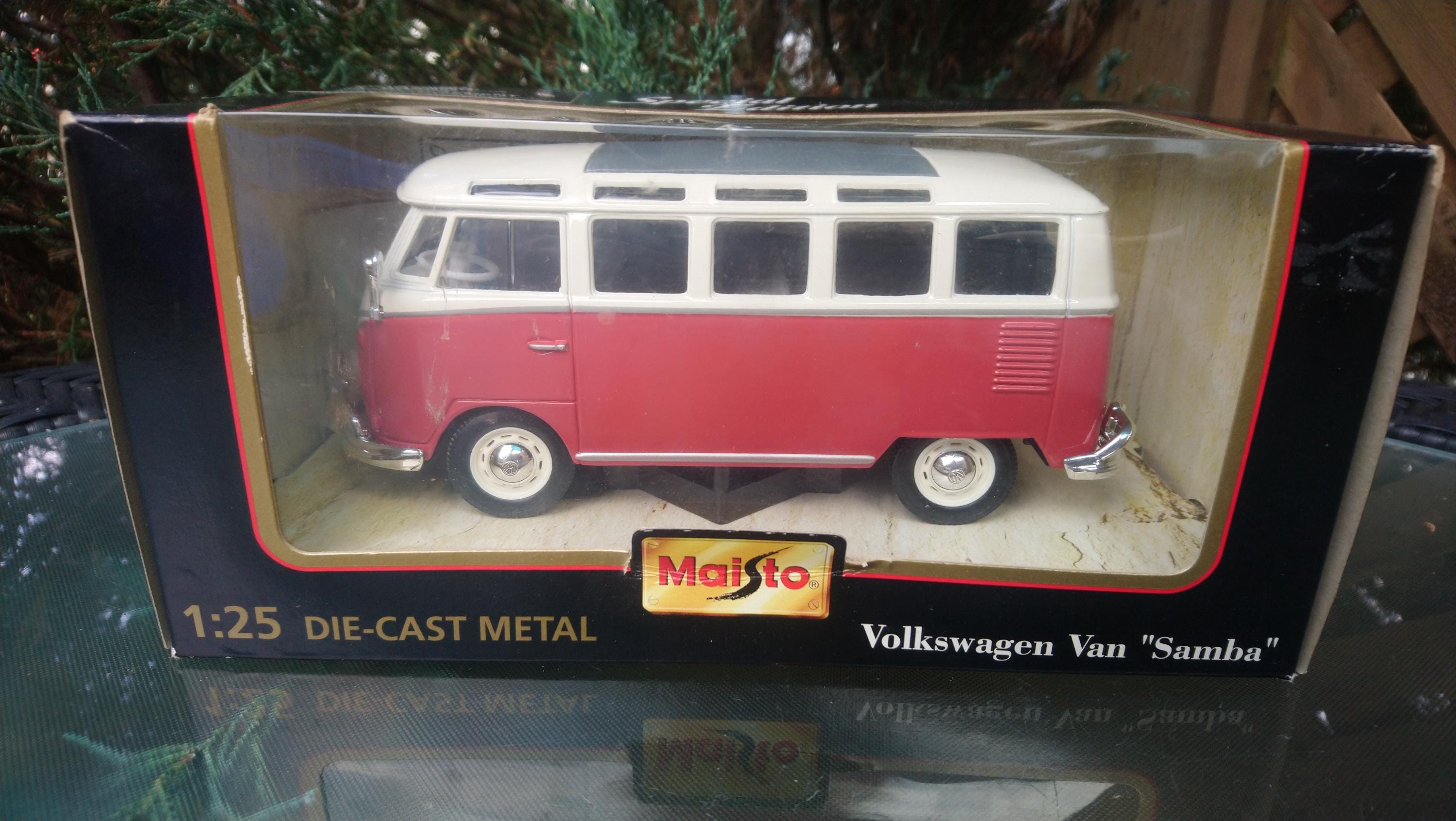 Maisto Die Cast Metal 1957 Volkswagen Samba Special Edition Van, 1