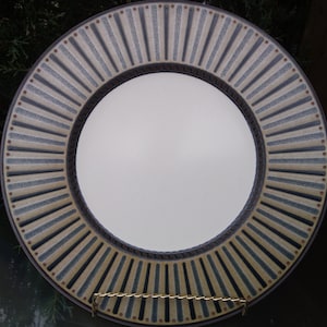 Intaglio Mikasa, motivo con accento indaco, un grande piatto da portata o sottopiatto da 12,5", fuori produzione dal 2000 al 2002, nero, strisce grigie sul bordo marrone chiaro