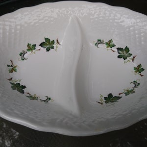 Puede incluir: Plato de servir dividido de cerámica blanca con una superficie texturizada y un diseño de hojas verdes.